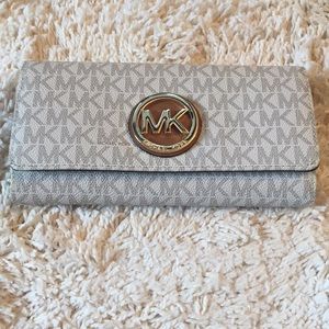 Michael Kors Fulton Carry All Wallet